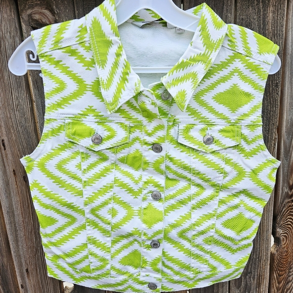 Cristal Vogue Green and White Geometric Vest Girls Size M - Picture 2 of 15